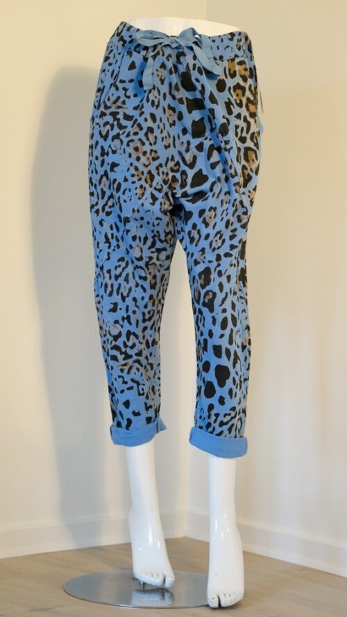 Janne K blå bukser med leopardprint